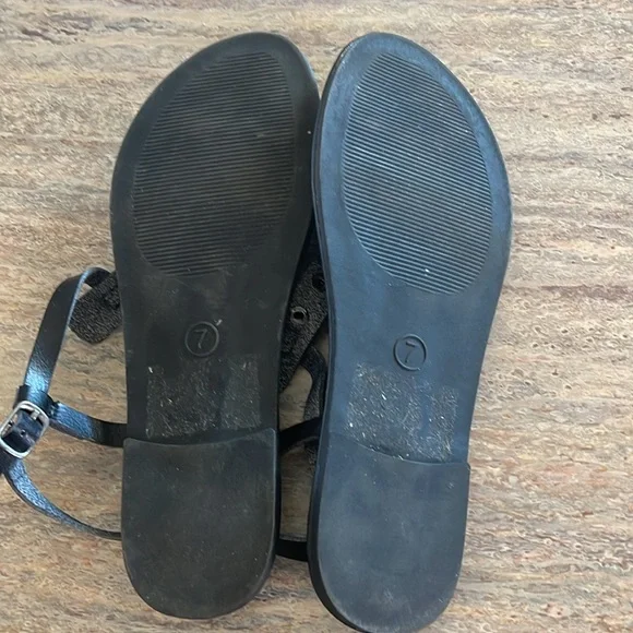 Universal Threads Kylianne Thong T Strap Black Studded Rivet Sandals ~ 7 - Picture 5 of 6